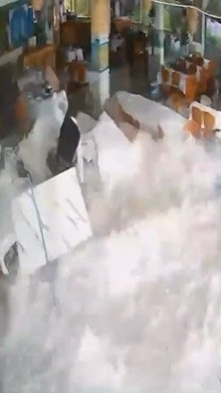 Alanya’da dalgalar balık lokantasını bastı
