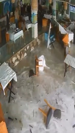 Alanya’da dalgalar balık lokantasını bastı
