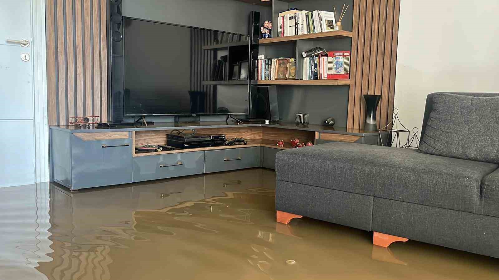 Alanya’da debi yükseldi, çay kenarındaki işletmeler sele kapıldı
