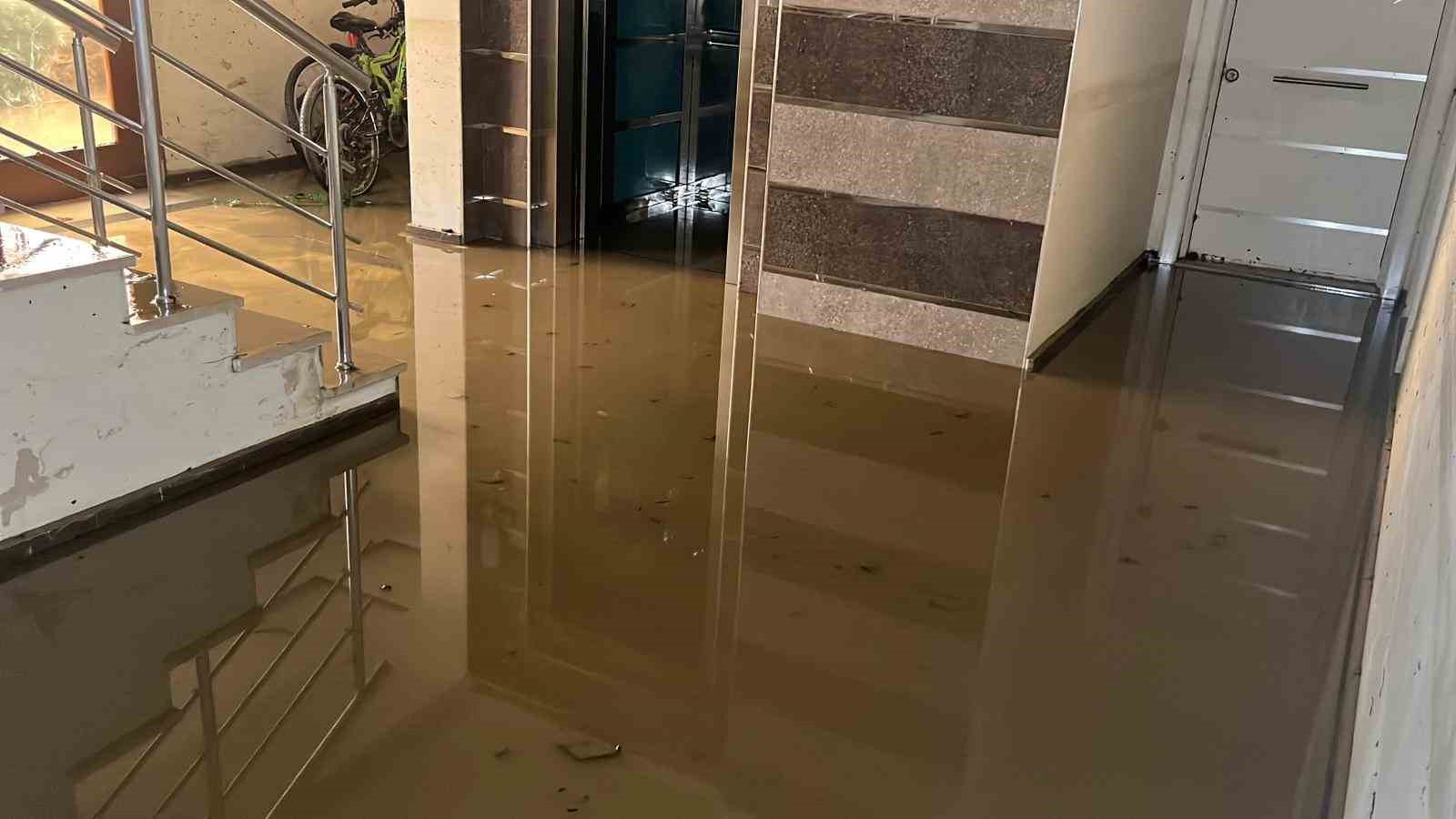 Alanya’da debi yükseldi, çay kenarındaki işletmeler sele kapıldı
