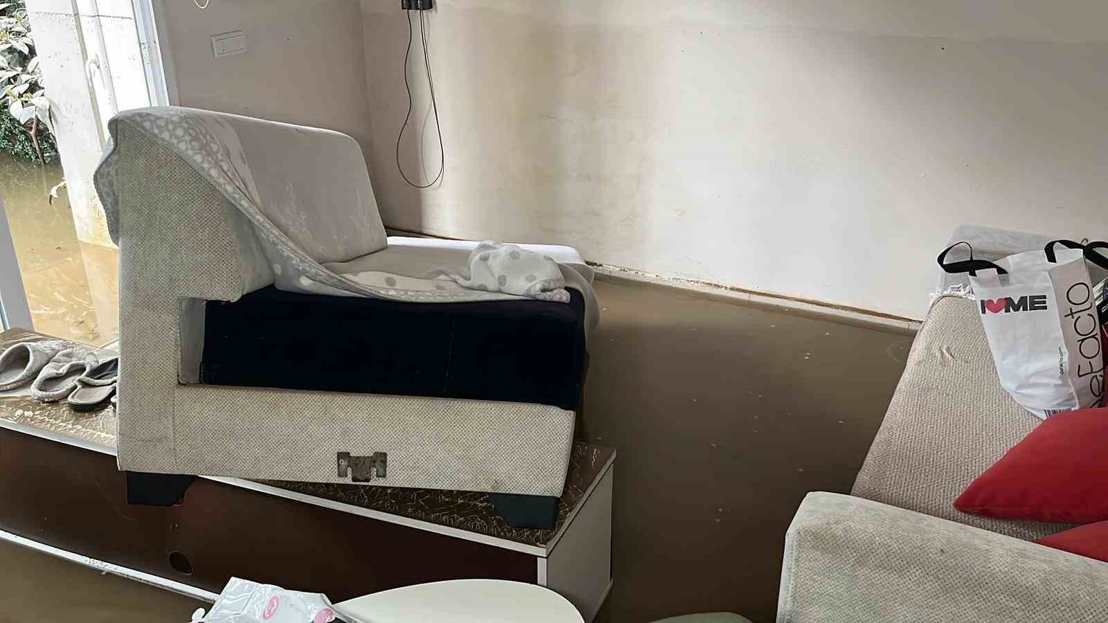 Alanya’da debi yükseldi, çay kenarındaki işletmeler sele kapıldı
