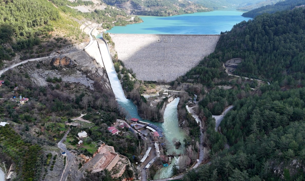Alanya’da debi yükseldi, çay kenarındaki işletmeler sele kapıldı
