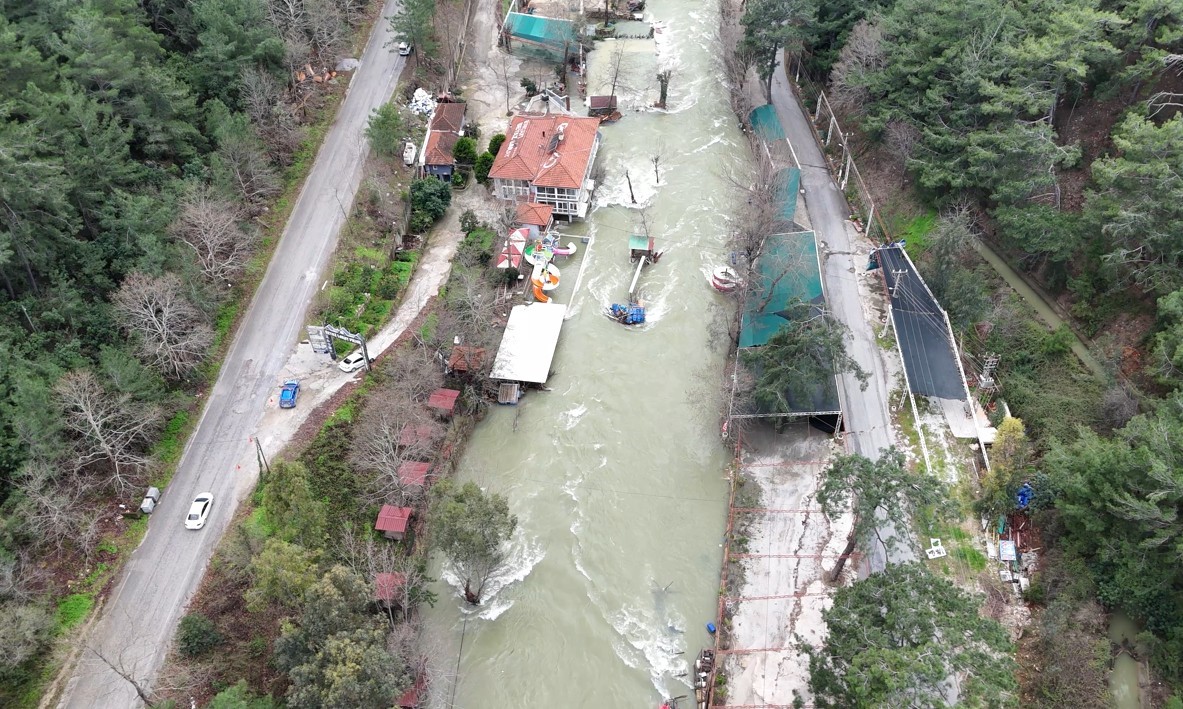 Alanya’da debi yükseldi, çay kenarındaki işletmeler sele kapıldı
