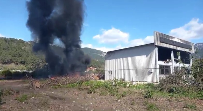 Alanya’da depo yakınındaki yangın korkuttu
