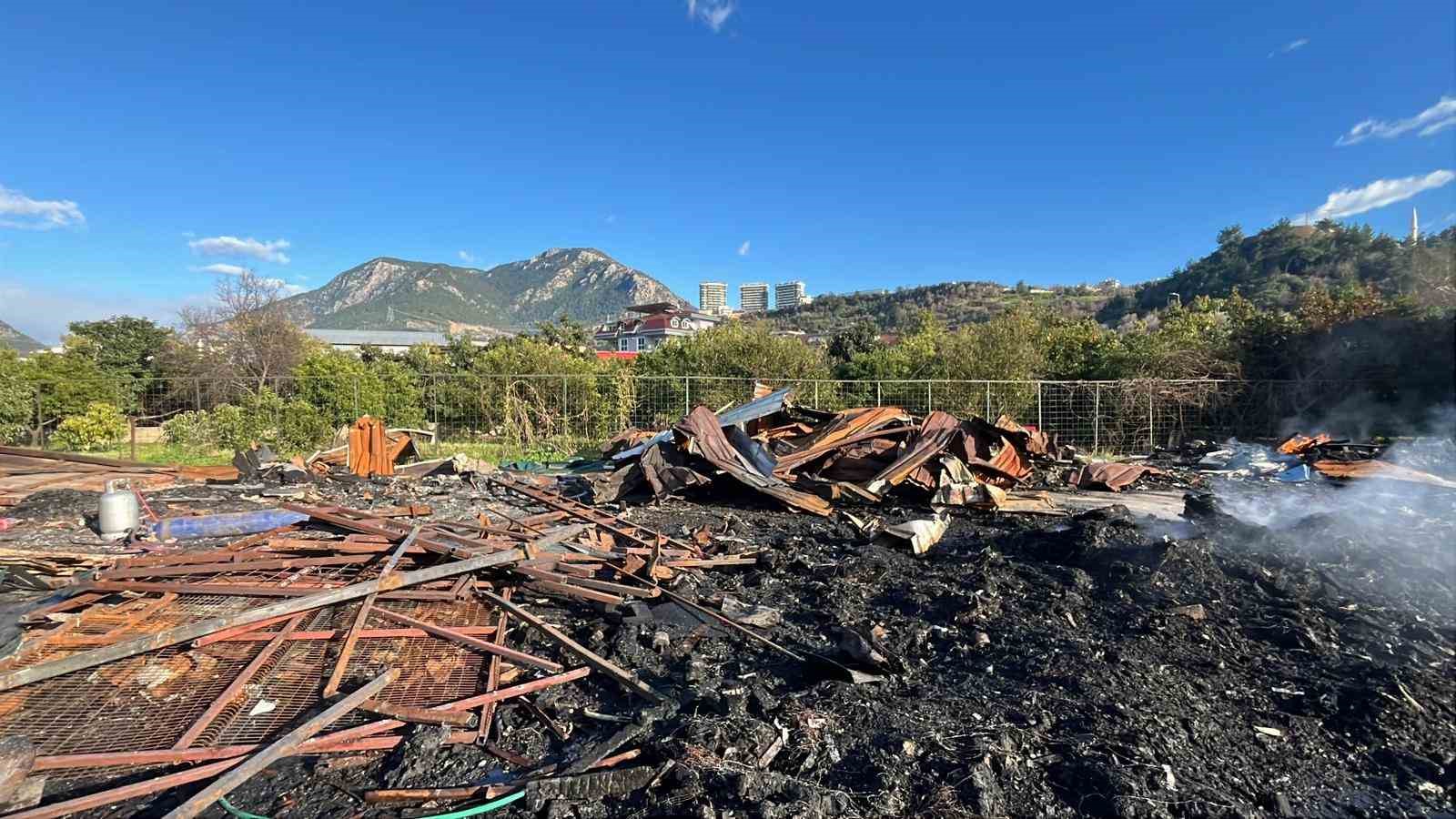 Alanya’da depo yakınındaki yangın korkuttu
