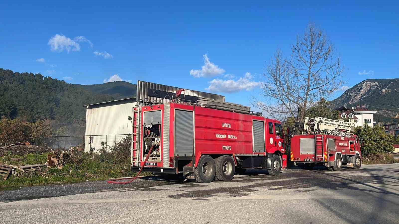 Alanya’da depo yakınındaki yangın korkuttu
