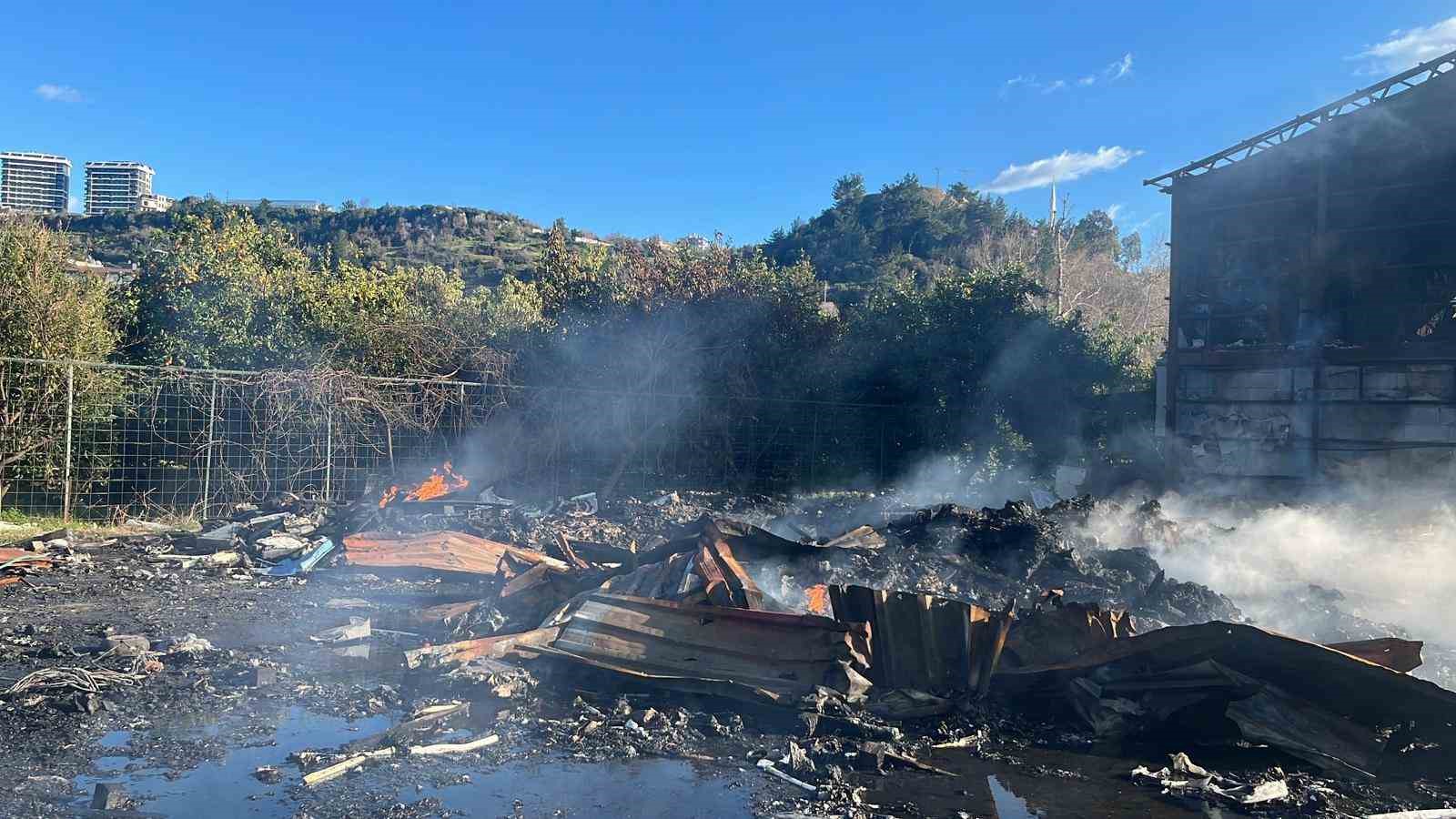 Alanya’da depo yakınındaki yangın korkuttu
