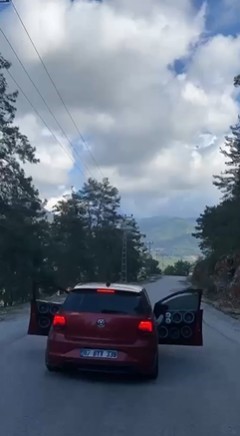 Alanya’da ehliyetsiz sürücüye 60 bin TL ceza
Alanya’da ehliyetsiz sürücüye 60 bin TL ceza