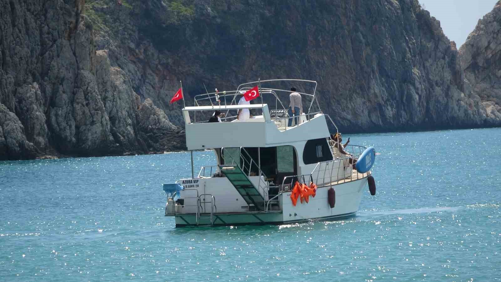 Alanya’da erken yaz görüntüleri: 21 dereceyi gören denize koştu
