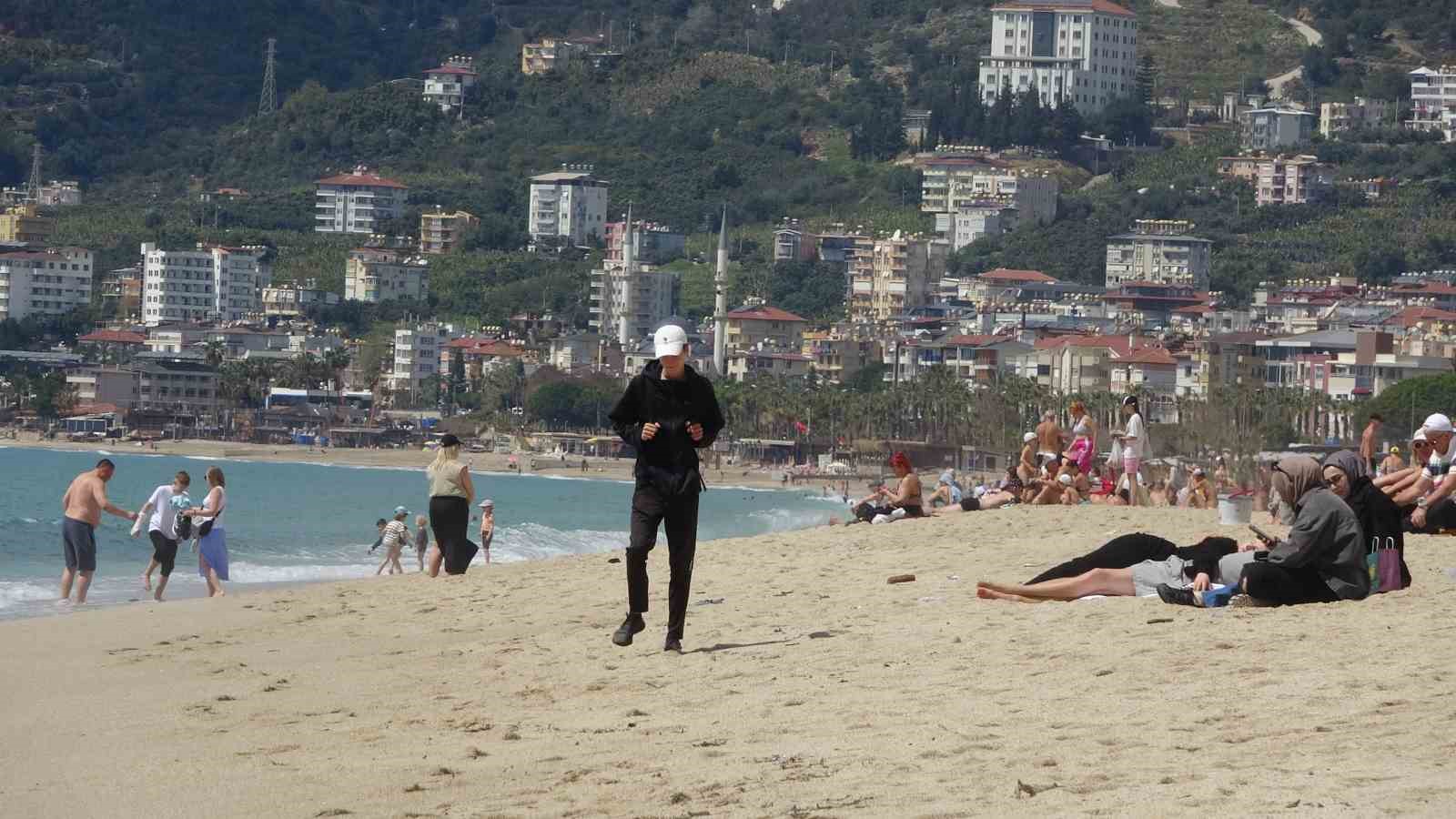 Alanya’da erken yaz görüntüleri: 21 dereceyi gören denize koştu
