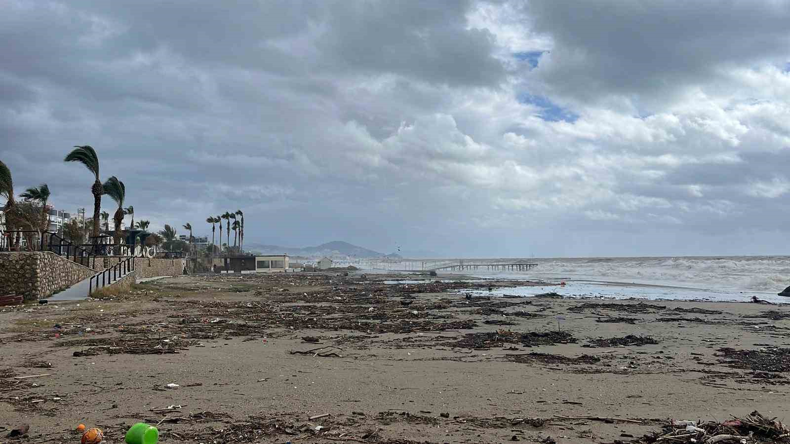Alanya’da etkili olan fırtına sahildeki işletmede hasara yol açtı
