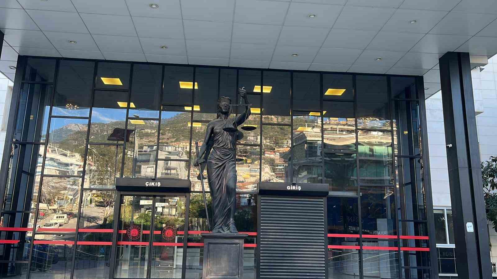 Alanya’da görevli polislerin üzerine motosiklet sürdüler, kayıta aldıkları görüntüleri sosyal medyada paylaştılar
