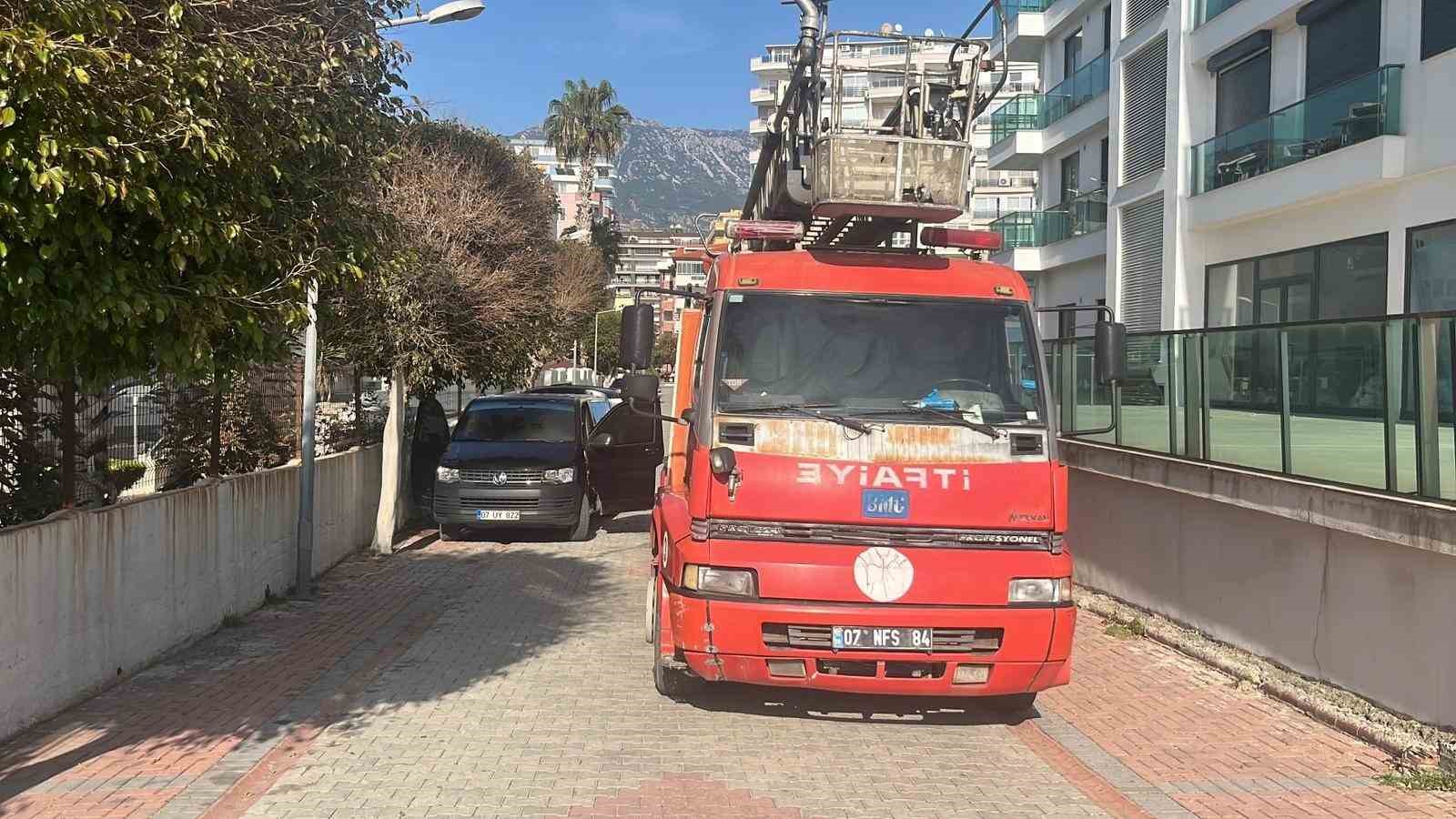 Alanya’da hafif ticari araç yangını korkuttu
