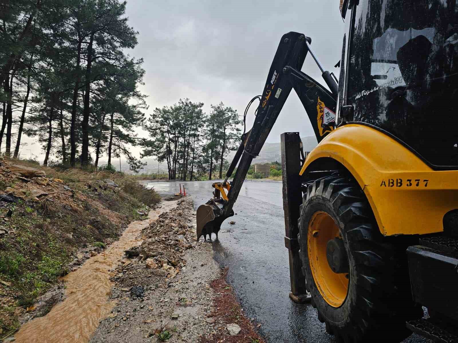Alanya’da heyelan nedeniyle kapanan yolları açma çalışmaları sürüyor
