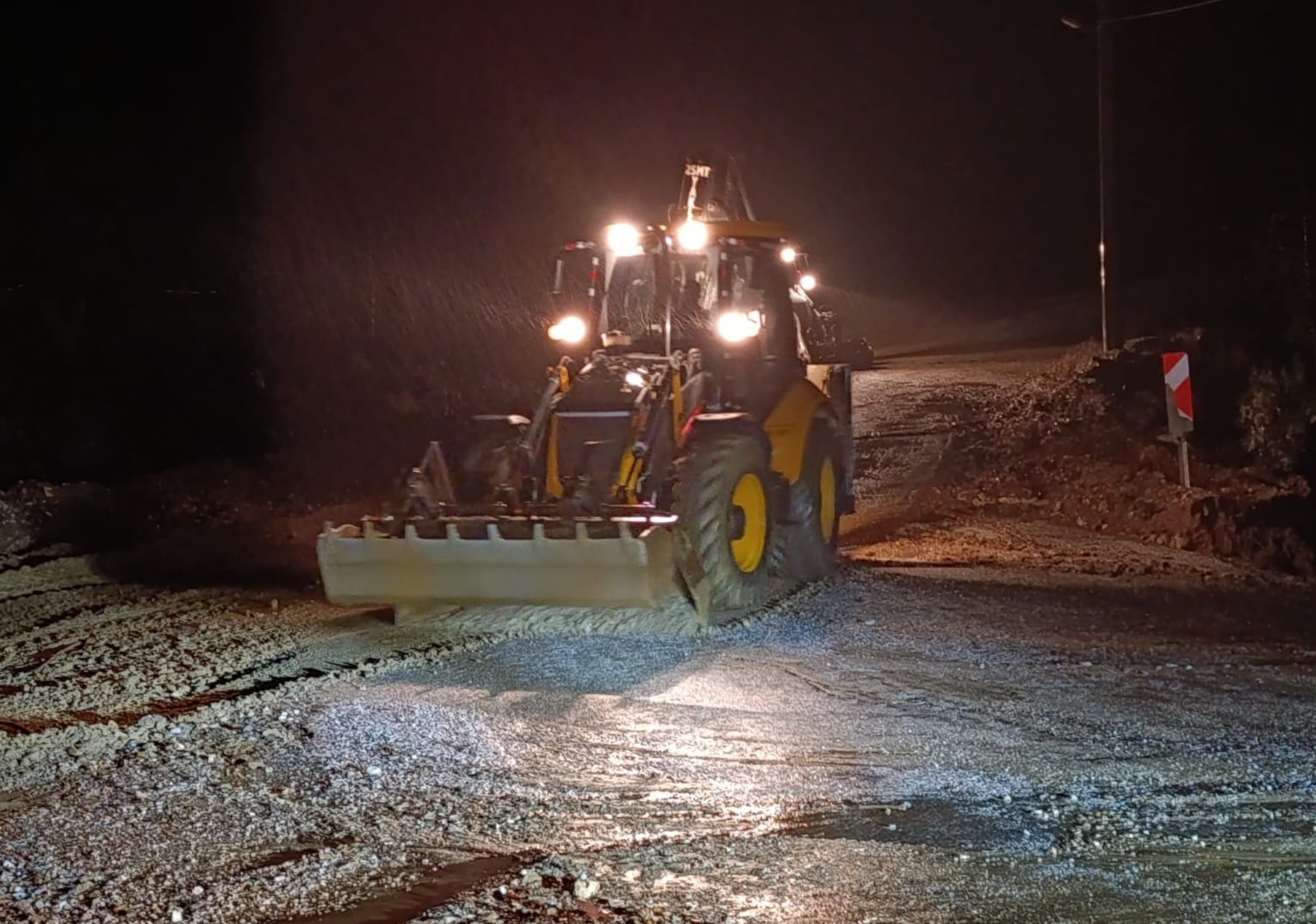 Alanya’da heyelan nedeniyle kapanan yolları açma çalışmaları sürüyor
