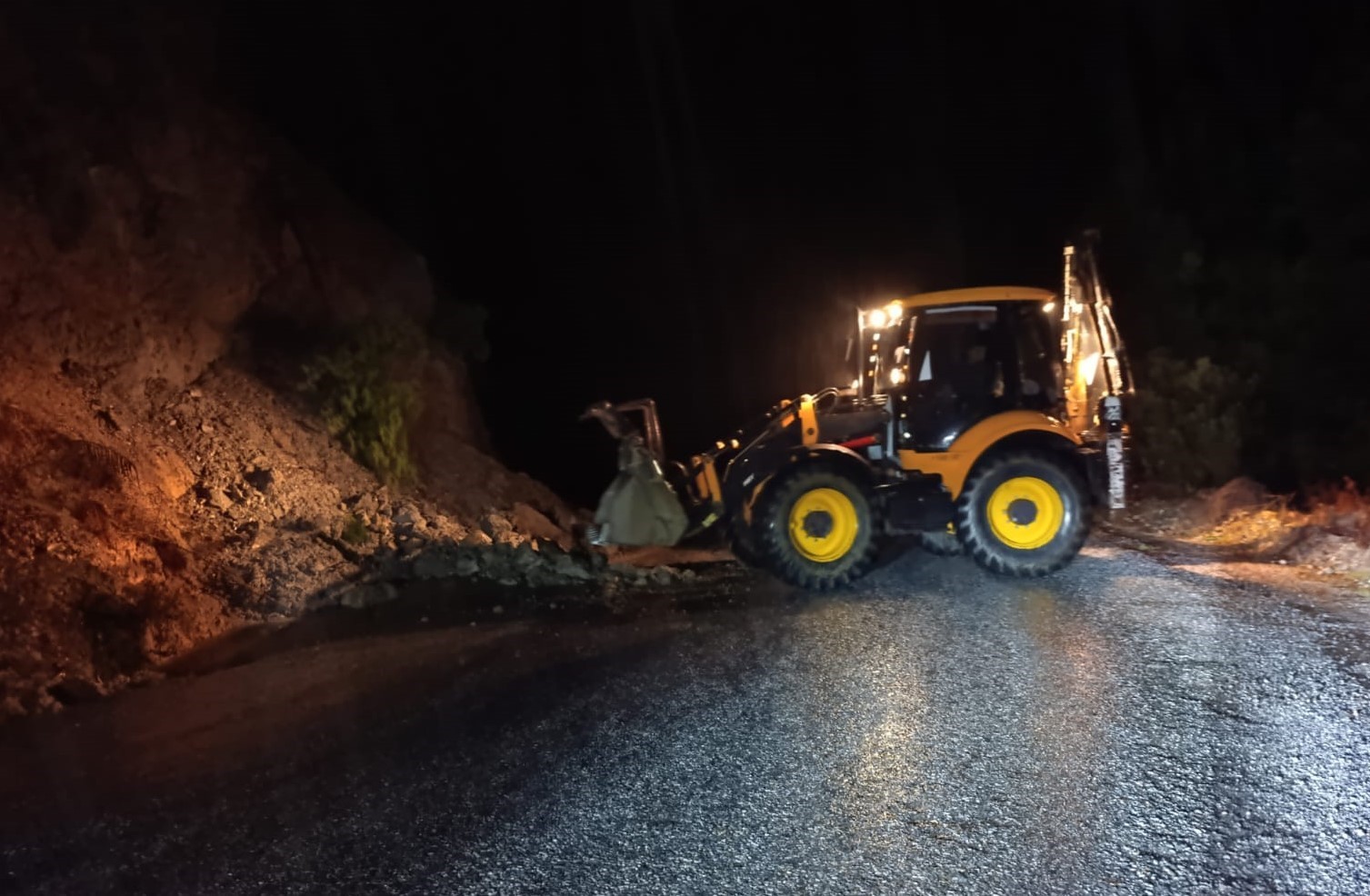 Alanya’da heyelan nedeniyle kapanan yolları açma çalışmaları sürüyor

