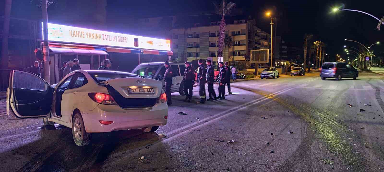 Alanya’da iki otomobil çarpıştı: 3 yaralı
