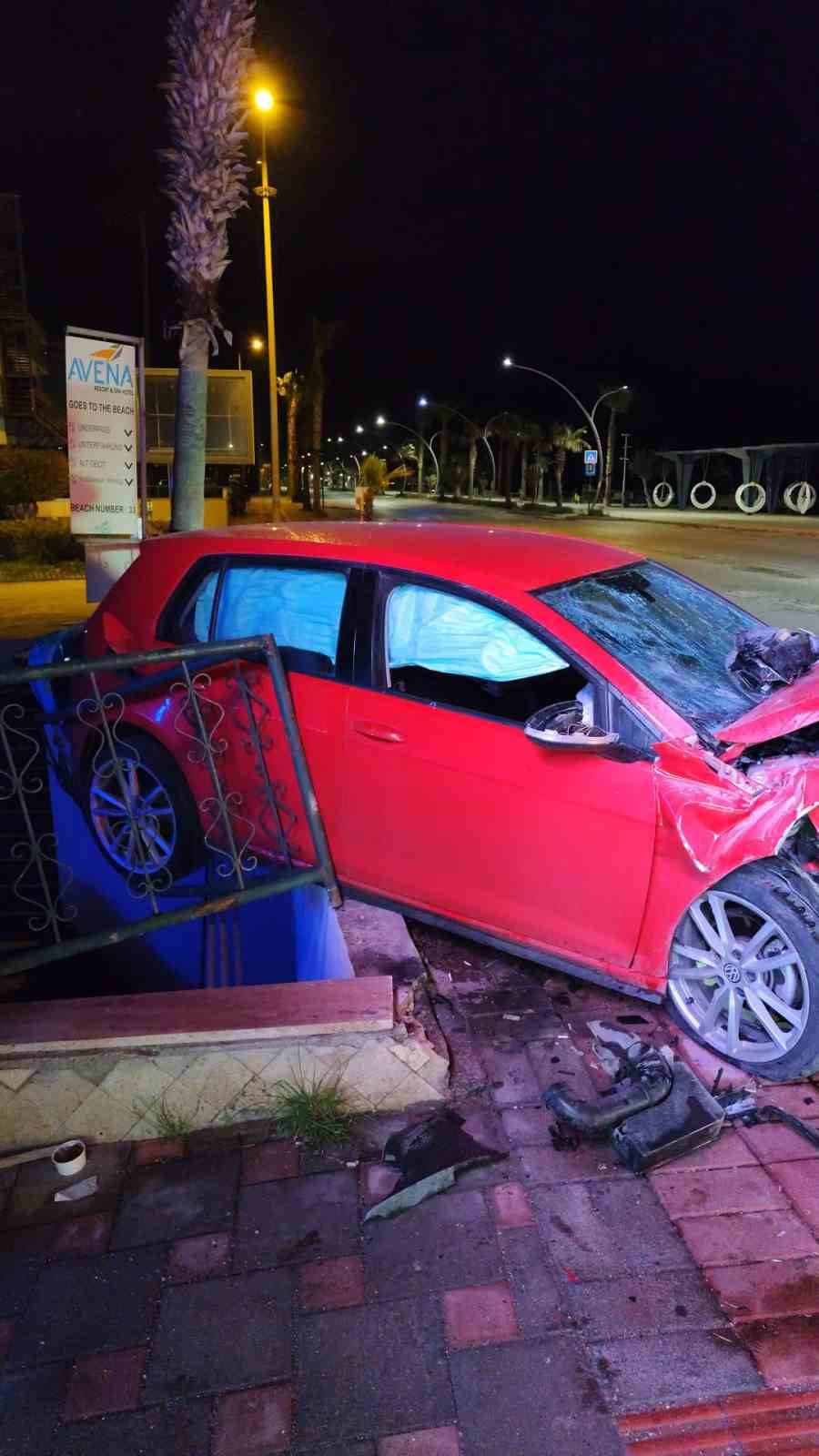 Alanya’da iki otomobil çarpıştı: 3 yaralı
