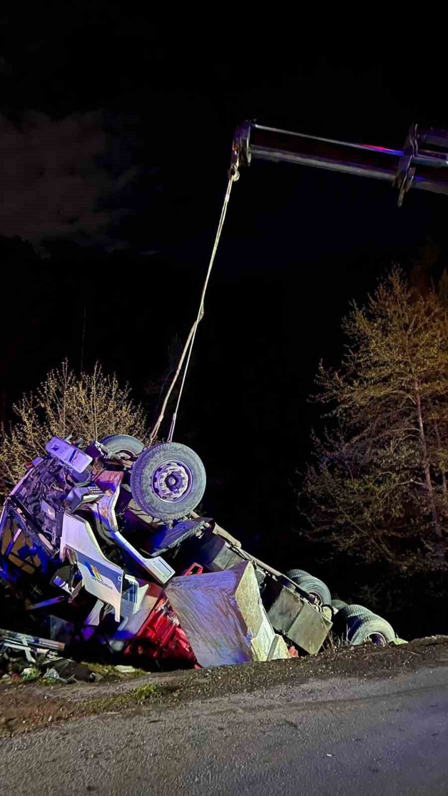 Alanya’da kamyon şarampole devrildi: 1 ölü, 1 yaralı
