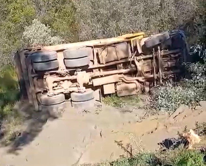 Alanya’da kamyon şarampole devrildi sürücü hayatını kaybetti
