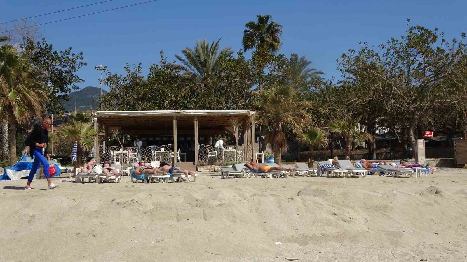 Alanya’da mart ayı ortasında yaz görüntüleri: Hava sıcaklığı 20 dereceye çıkınca deniz ve güneşin tadını çıkardılar
