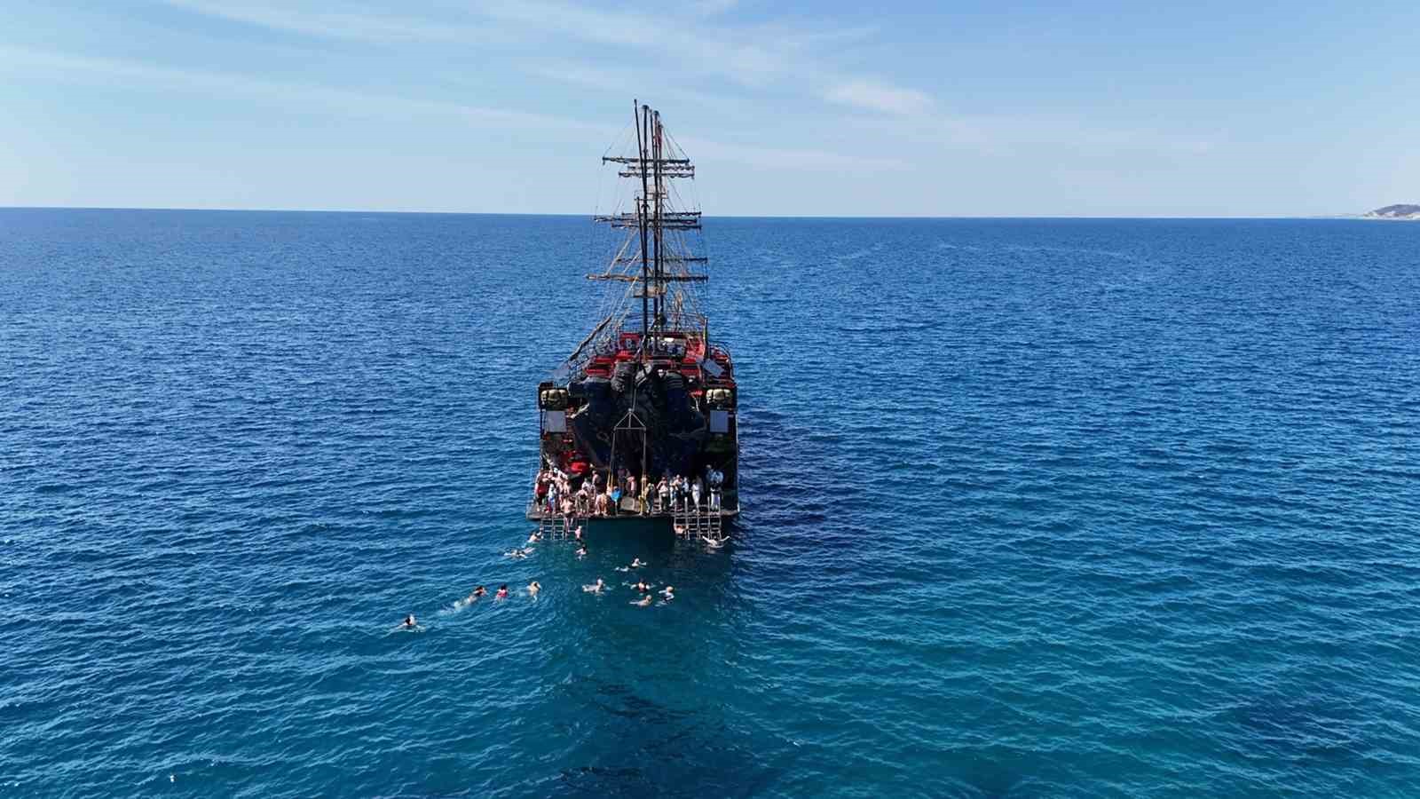 Alanya’da mart ayı ortasında yaz görüntüleri: Hava sıcaklığı 20 dereceye çıkınca deniz ve güneşin tadını çıkardılar
