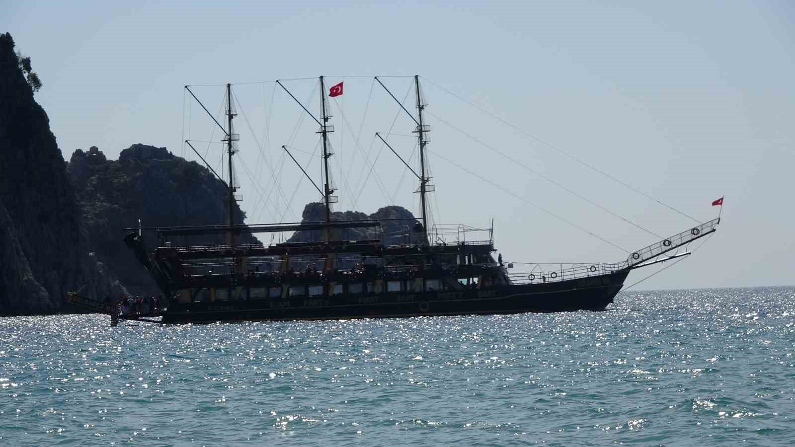 Alanya’da mart ayı ortasında yaz görüntüleri: Hava sıcaklığı 20 dereceye çıkınca deniz ve güneşin tadını çıkardılar
