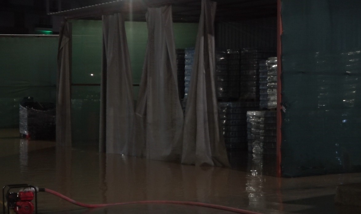 Alanya’da Oba çayı taştı, caddeler sular altında kaldı
