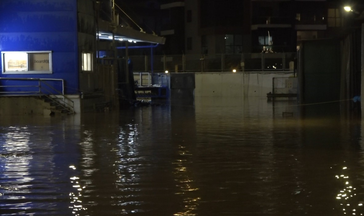 Alanya’da Oba çayı taştı, caddeler sular altında kaldı
