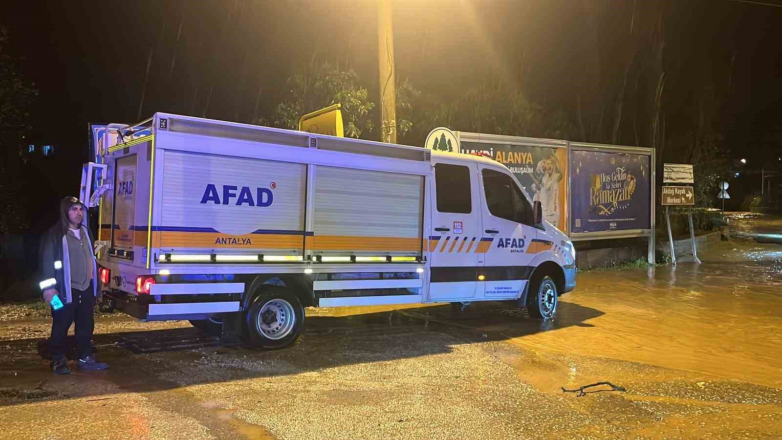 Alanya’da Oba çayı taştı, caddeler sular altında kaldı
