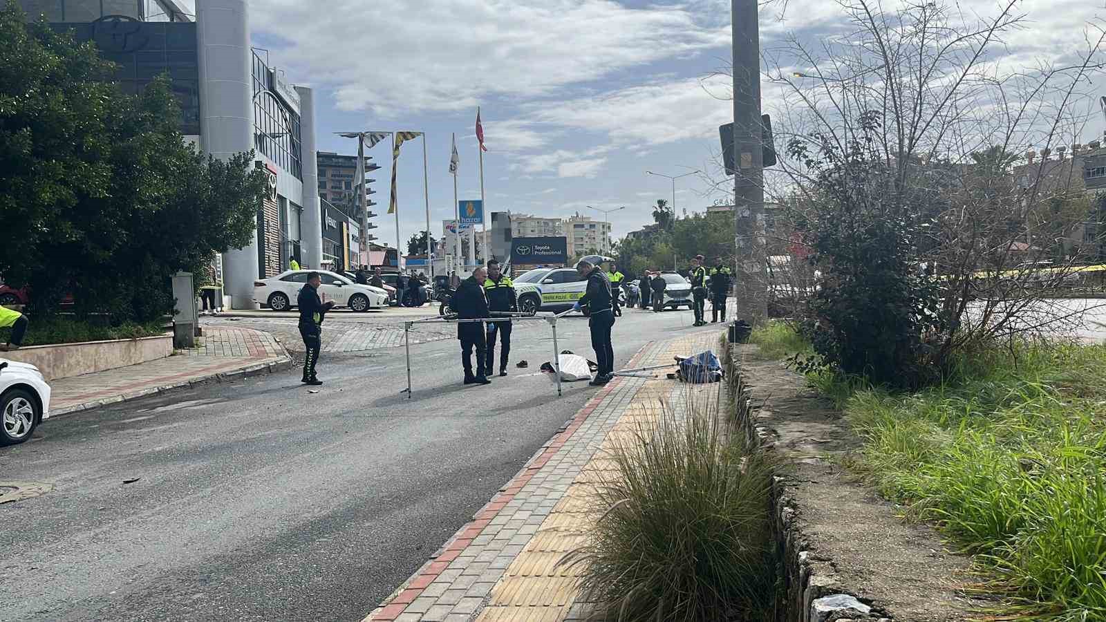 Alanya’da ölümle sonuçlanan trafik kazası güvenlik kamerasına yansıdı
