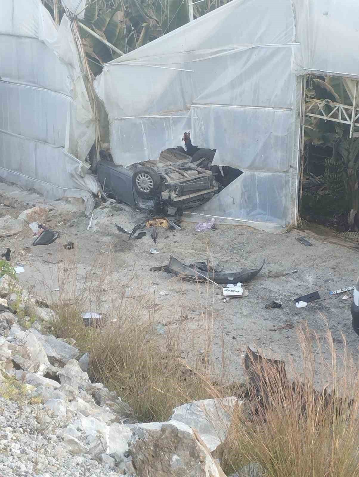 Alanya’da otomobil muz serasına devrildi: 1 ölü, 1 yaralı
