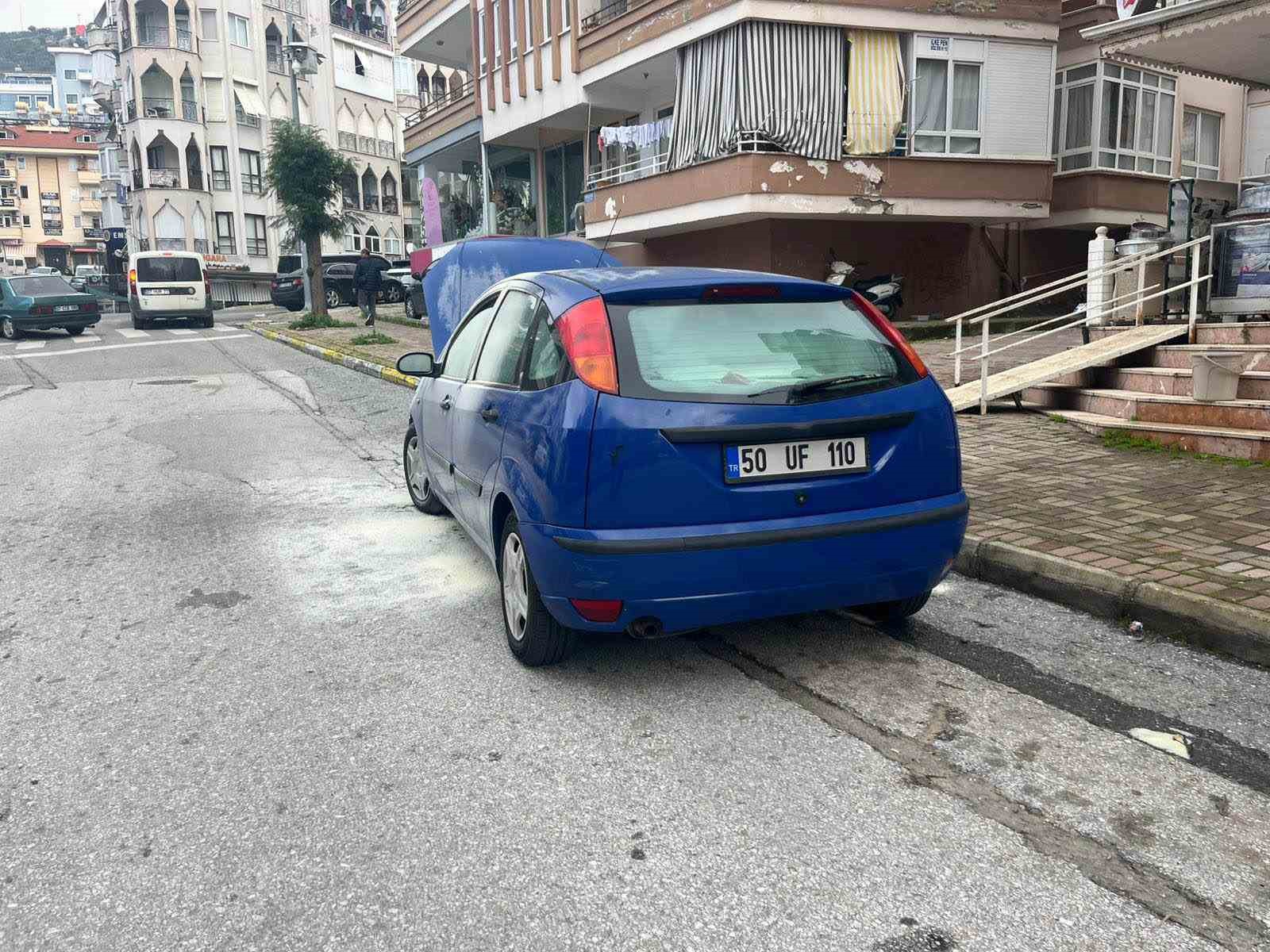 Alanya’da park halindeyken yanan otomobilin motor kısmında zarar oluştu
