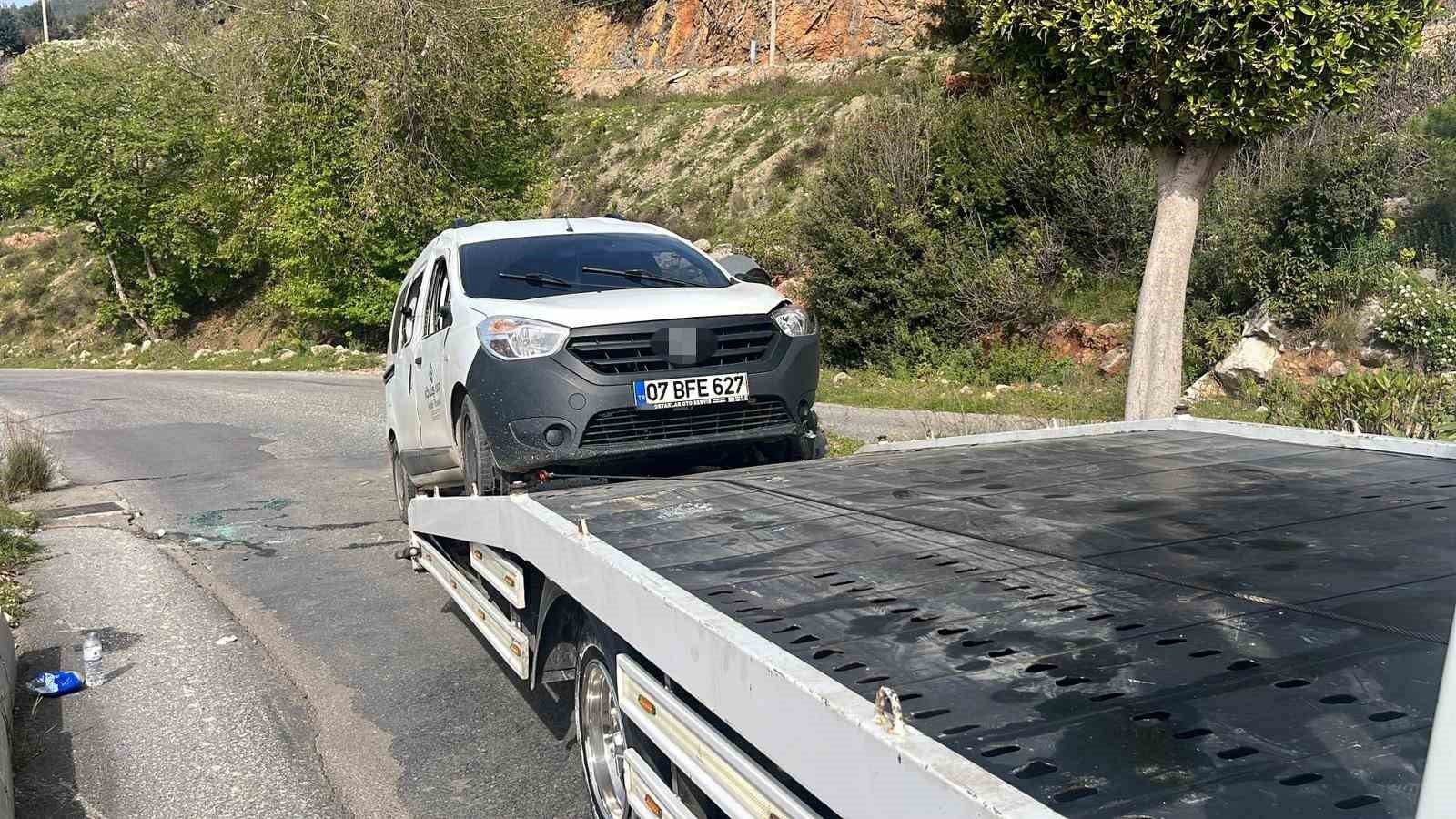 Alanya’da refüje çarpan hafif ticari araç devrildi: 1 yaralı

