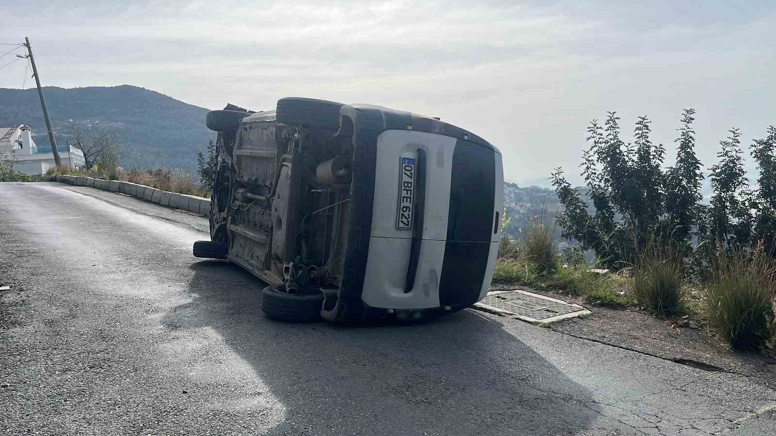 Alanya’da refüje çarpan hafif ticari araç devrildi: 1 yaralı
