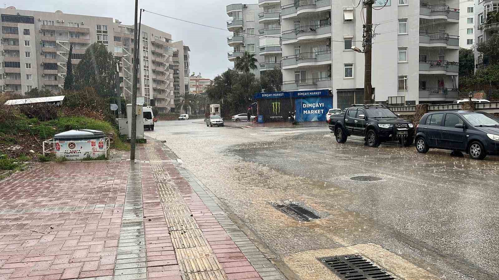 Alanya’da sağanak etkili oldu, sürücüler zor anlar yaşadı
