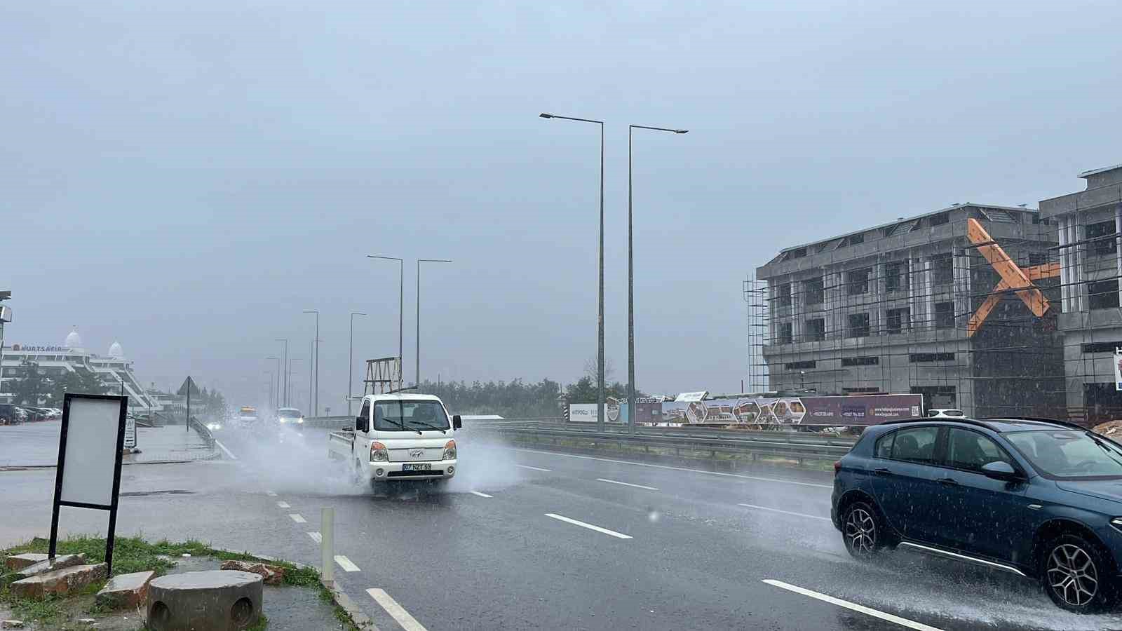 Alanya’da sağanak etkili oldu, sürücüler zor anlar yaşadı
