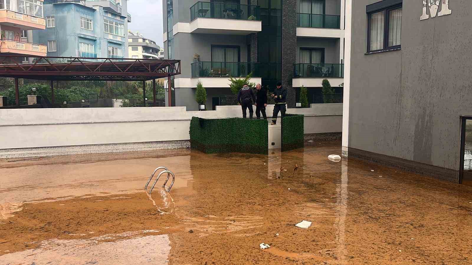 Alanya’da sağanak sebebiyle Oba Çayı taştı, binaların bahçelerini su bastı
