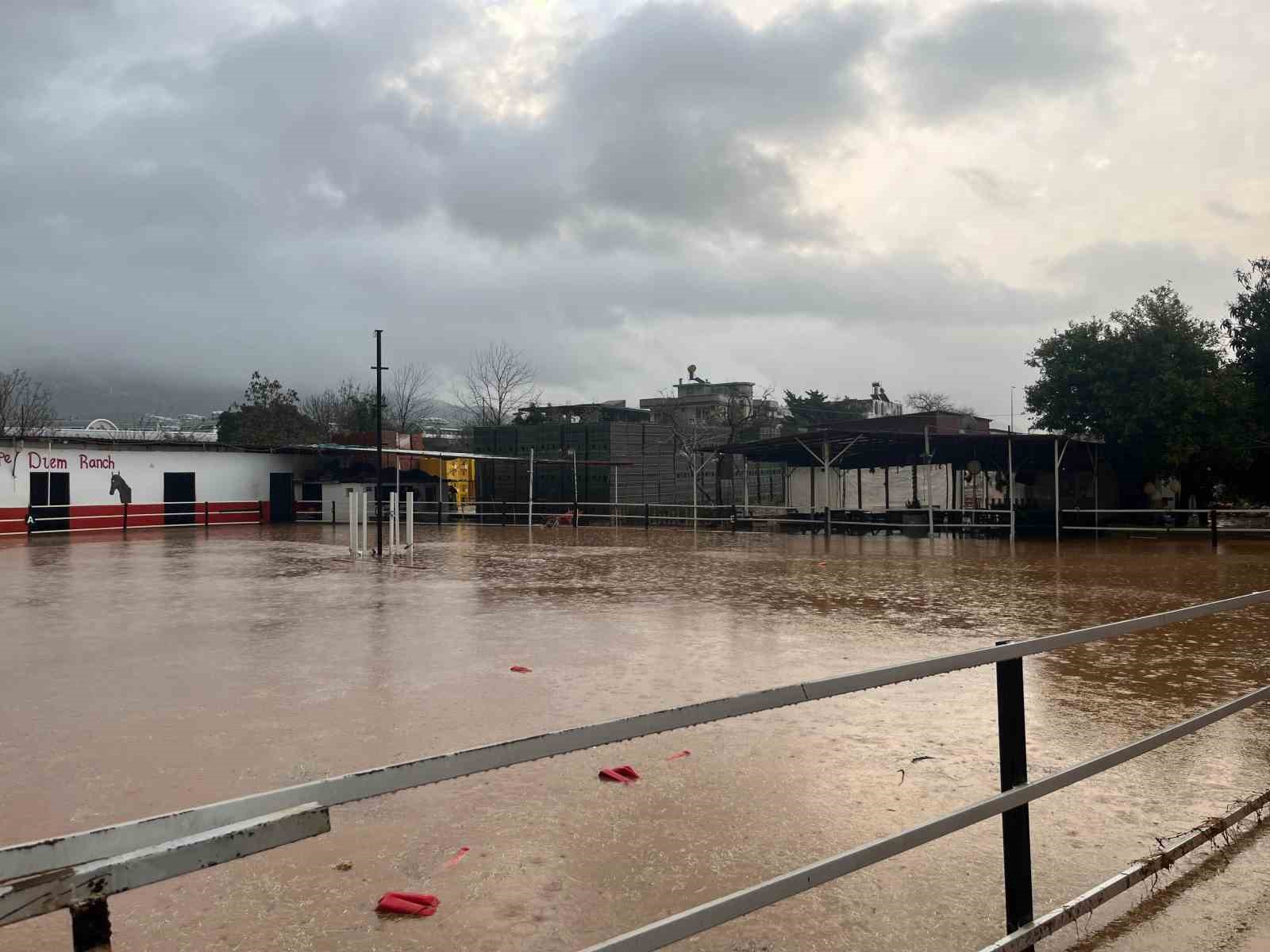 Alanya’da sağanak sebebiyle Oba Çayı taştı, binaların bahçelerini su bastı
