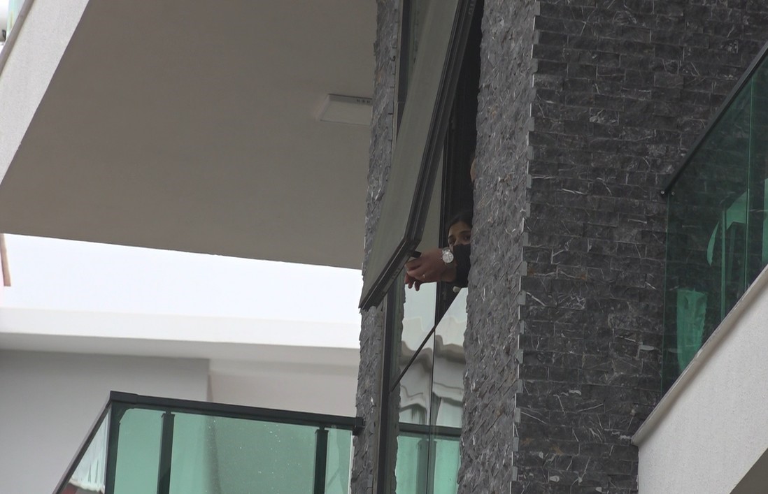 Alanya’da sağanak sebebiyle Oba Çayı taştı, binaların bahçelerini su bastı
