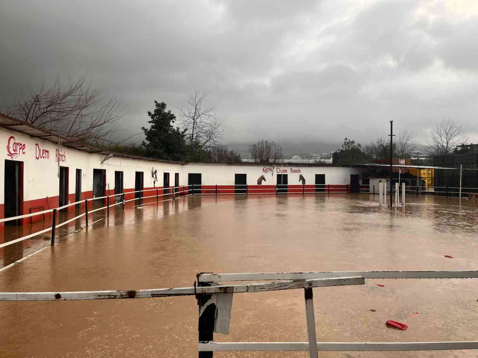Alanya’da sağanak sebebiyle Oba Çayı taştı, binaların bahçelerini su bastı
