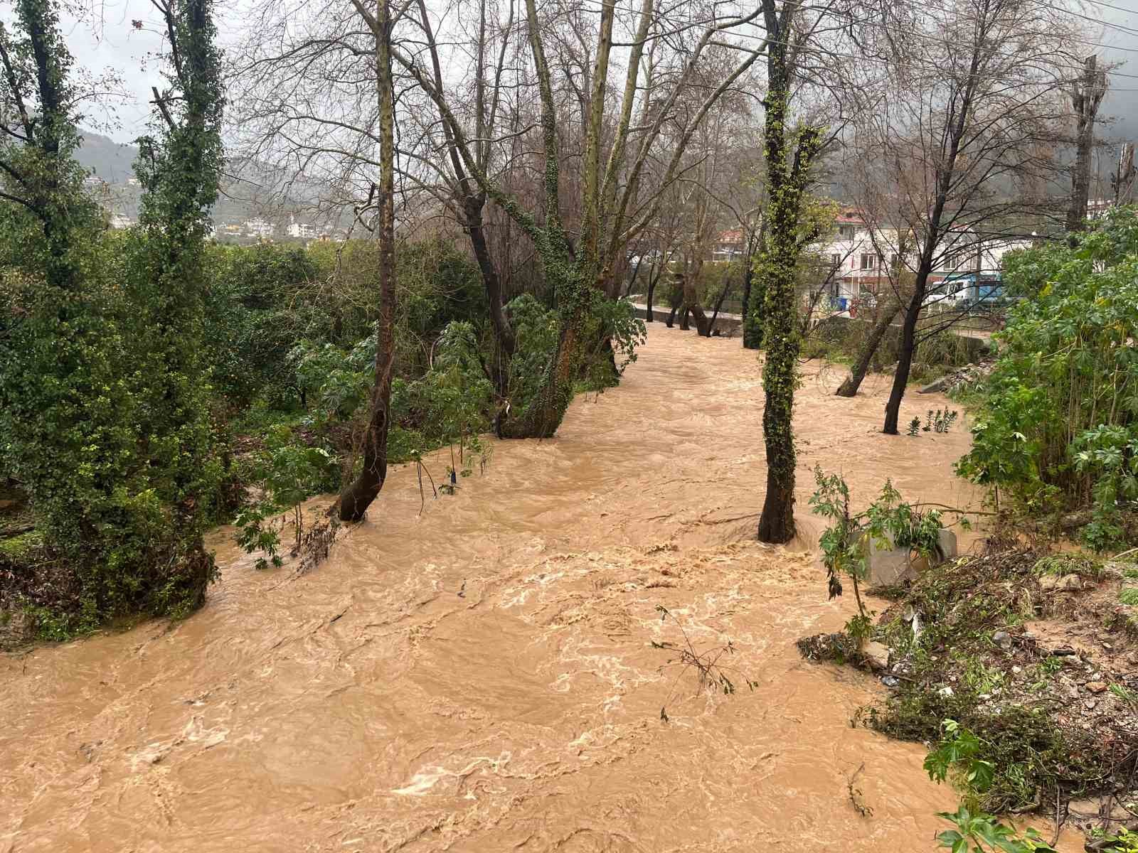 Alanya’da sağanak sebebiyle Oba Çayı taştı, binaların bahçelerini su bastı
