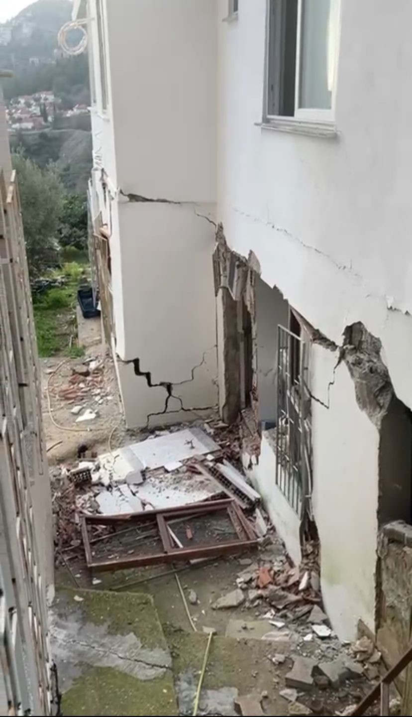 Alanya’da sağanak sonrası korkutan manzara
