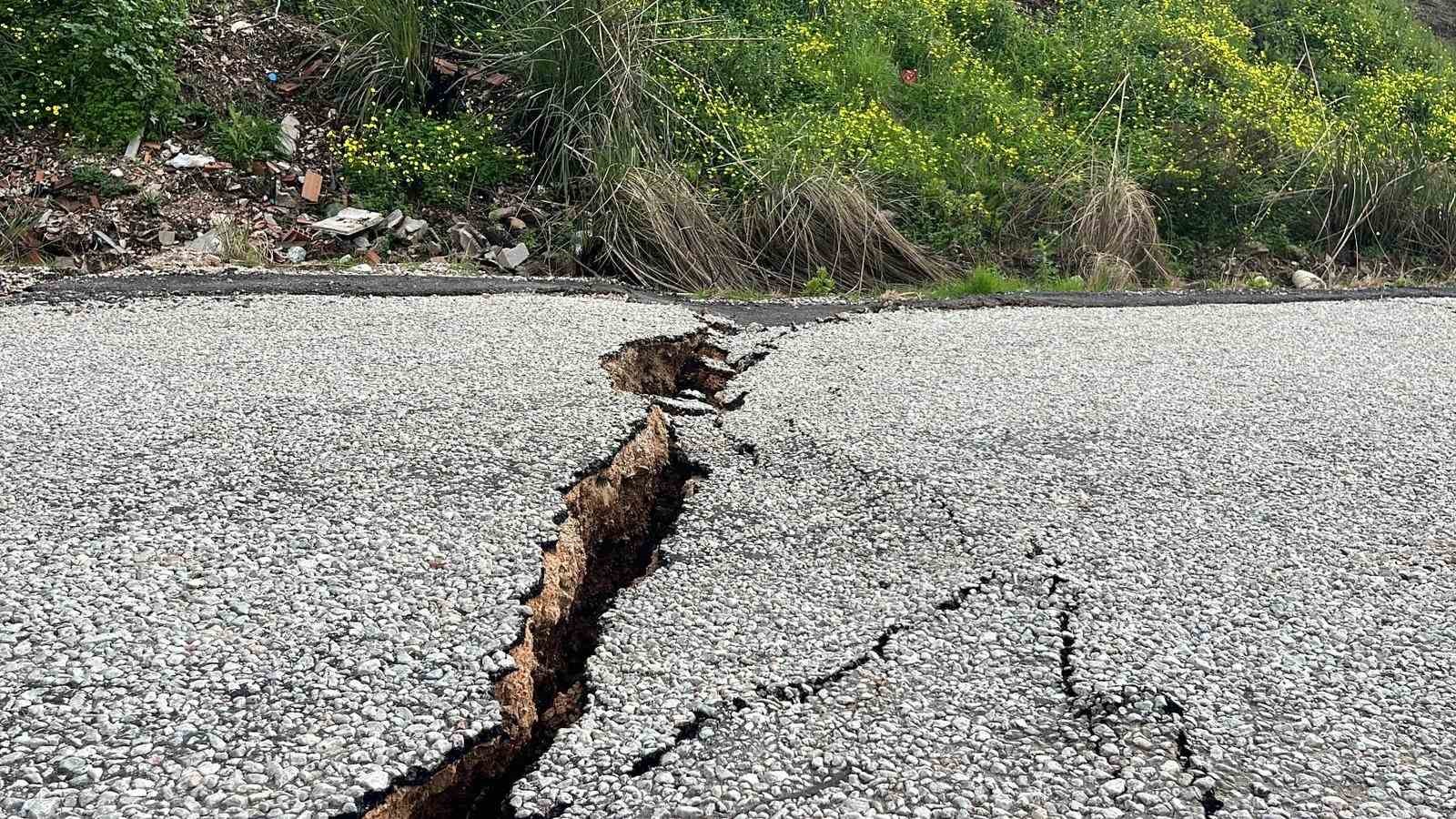 Alanya’da sağanak sonrası korkutan manzara
