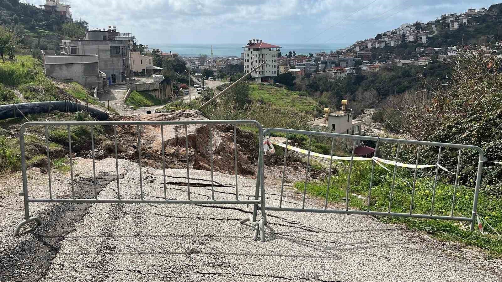 Alanya’da sağanak sonrası korkutan manzara
