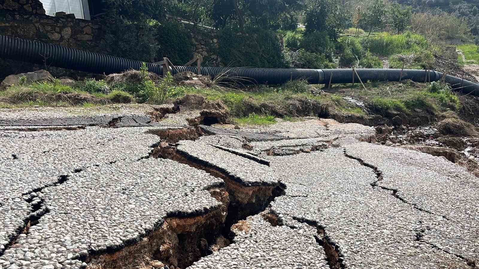 Alanya’da sağanak sonrası korkutan manzara
