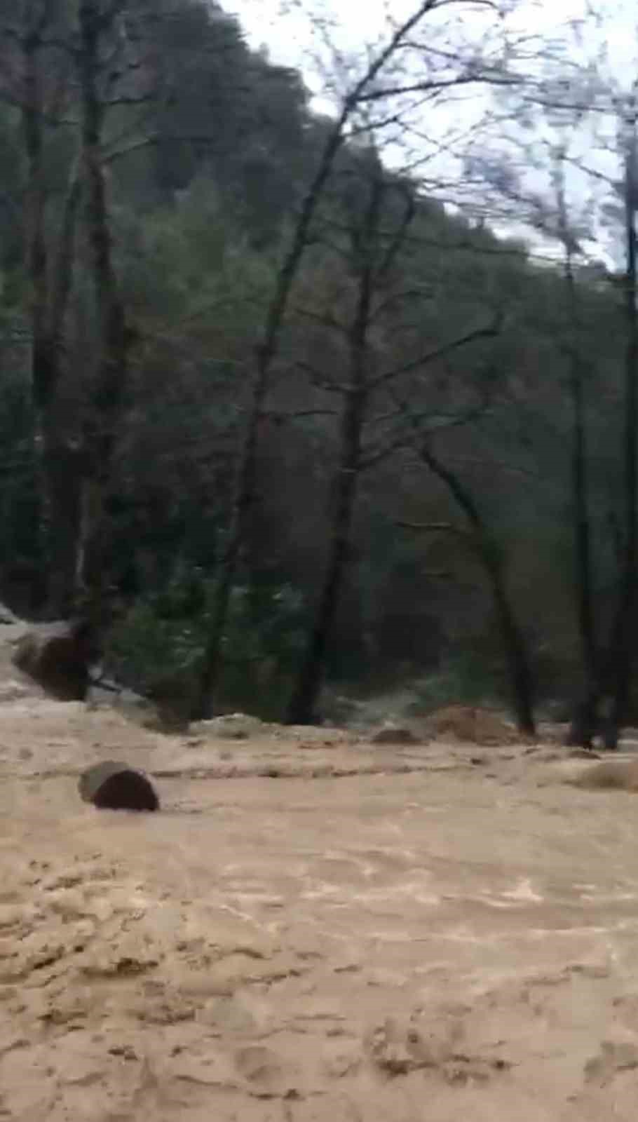 Alanya’da sağanak sonrası su taşkını köprüde zarara neden oldu
