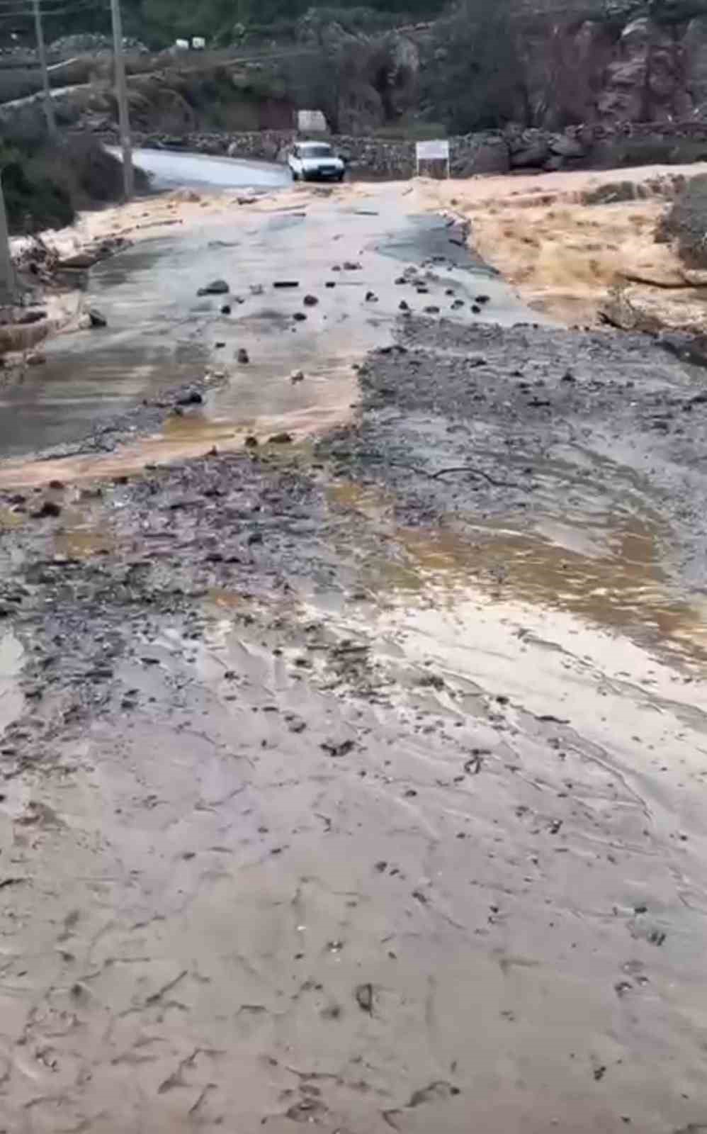 Alanya’da sağanak sonrası su taşkını köprüde zarara neden oldu
