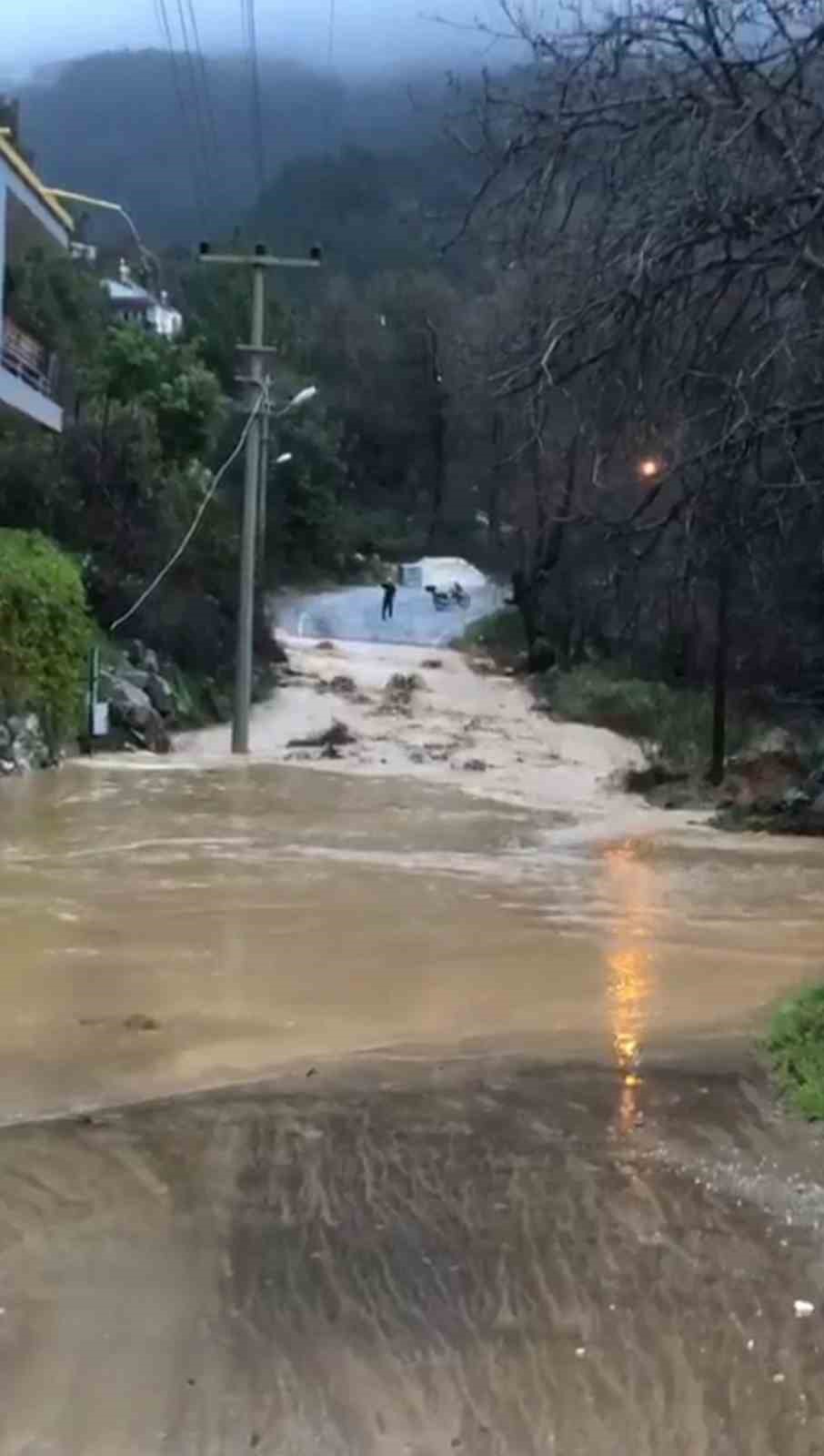 Alanya’da sağanak sonrası su taşkını köprüde zarara neden oldu
