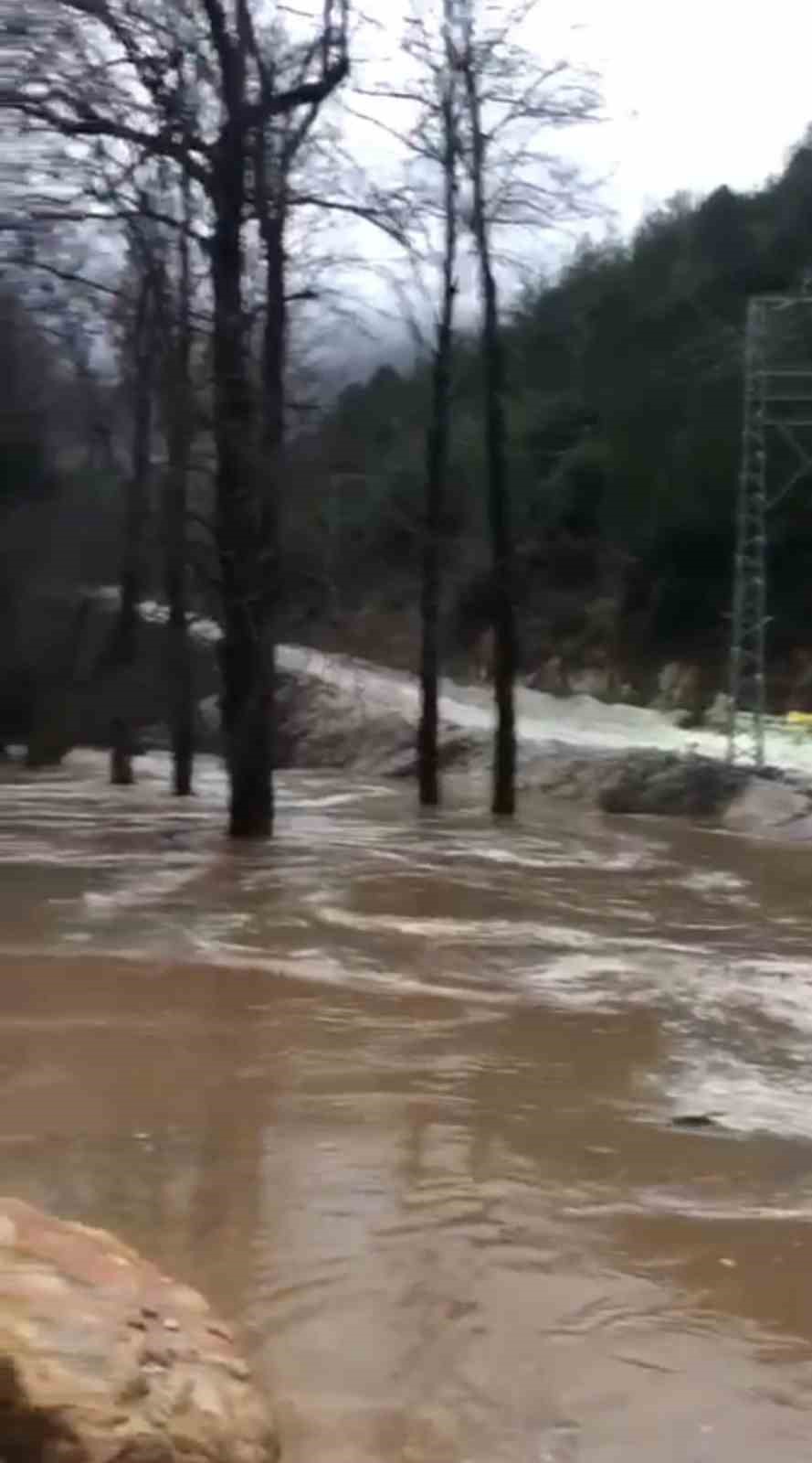 Alanya’da sağanak sonrası su taşkını köprüde zarara neden oldu

